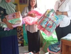 Antisipasi DBD, Pemdes Suka Langu Bagikan Kelambu ke Warga
