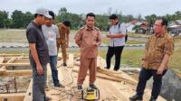 Bupati Mukomuko Tinjau Proyek Rumah Adat
