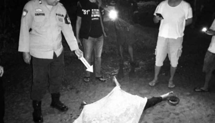 Polisi mendatangi TKP saat insiden berdarah terjadi. Tampak korban yang telah terbujur kaku
