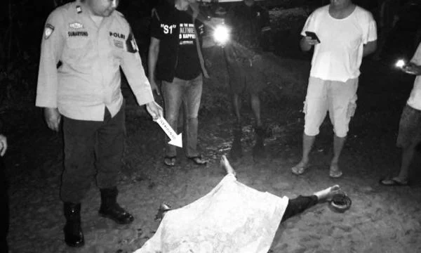 Polisi mendatangi TKP saat insiden berdarah terjadi. Tampak korban yang telah terbujur kaku