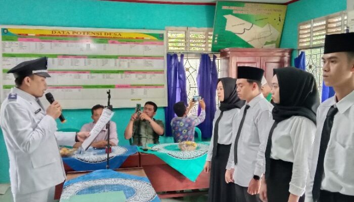 Wujudkan SDM Berkualitas, Kades Kembang Manis Lantik Perangkat