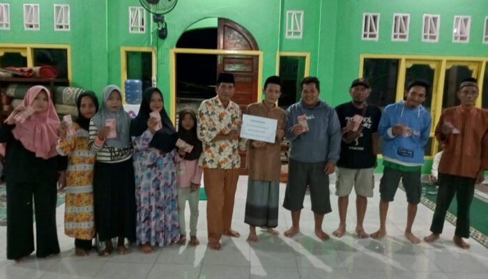 Pemdes Lubuk Lesung Salurkan BLT dan Honor Lembaga
