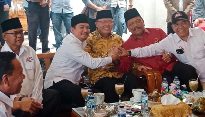 Lautan Manusia Iringi Pendaftaran Pasangan Arie-Sumarno ke KPU
