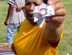 Viral Emak-emak Ngamuk Sembari Perlihatkan Kupon Bergambar Paslon
