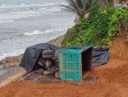 Truk Muatan Tanah Terjun ke Dasar Jurang