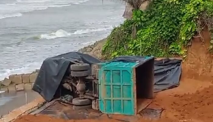 Truk Muatan Tanah Terjun ke Dasar Jurang
