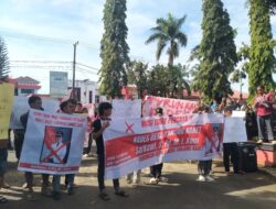 Tuntut Pecat Kades, Puluhan Warga Tanjung Karet Geruduk Kantor Bupati