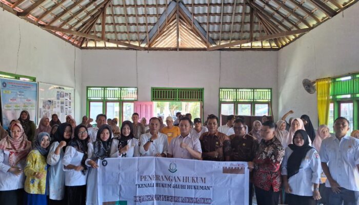 Kejari Mukomuko Beri Materi Penyuluhan Hukum Bagi Parades Dan Lembaga Desa