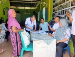 Bansos Dibagikan, Ratusan KPM Pasar Palik Sumringah