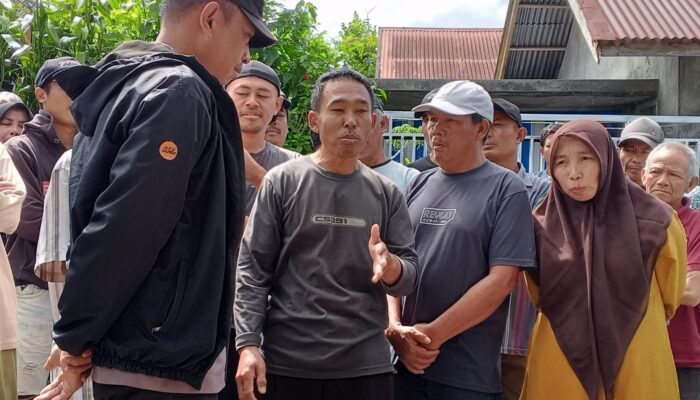 Tuntut Kades Diberhentikan, Ratusan Warga Air Putih Kali Padang Geruduk Kantor Desa