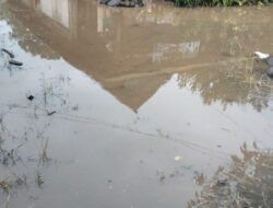 Rumah Warga Taba Baru Terendam Banjir, Akibat Jalan Rusak Tergenang Air