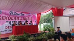 Puluhan Lansia di Taba Baru Diwisudakan