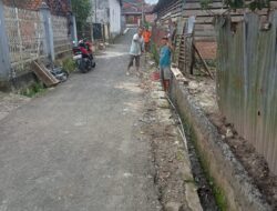 Antisipasi Banjir Musiman, Warga Kelurahan Desa Batu Giling Gelar Gotong-Royong