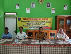 Disaksikan BPD, Pemdes Suka Marga Salurkan Honor Kelembagaan